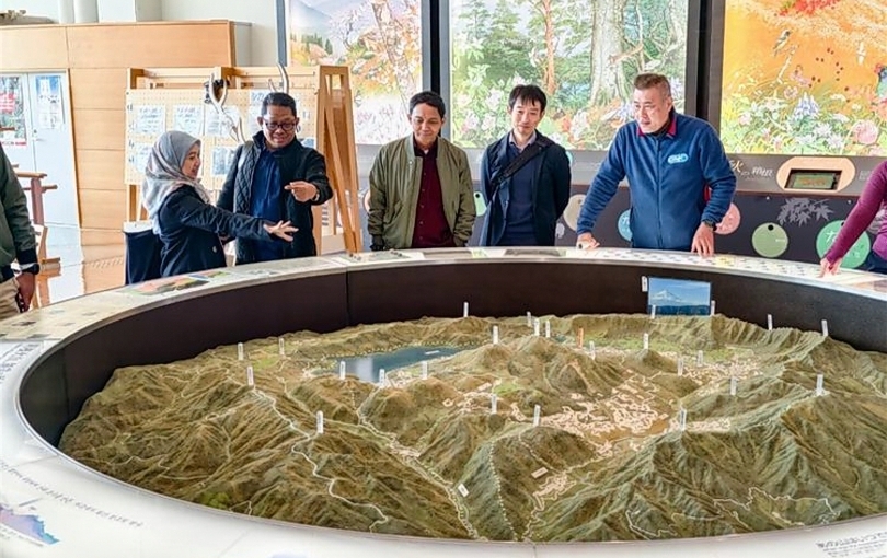 Menhut Raja Juli melihat contoh lanskap taman nasional Fuji-Hakone-Izu Jepang. (SinPo.id/dok. Kemenhut)