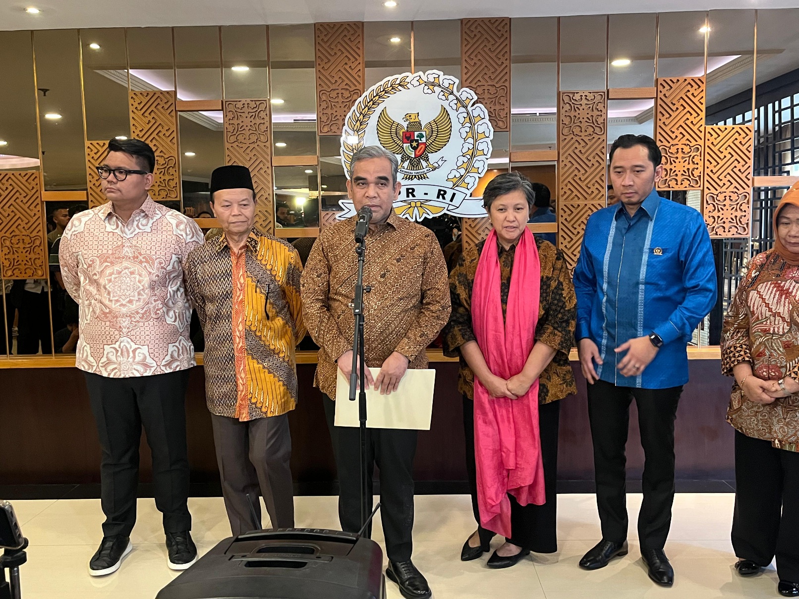 Pimpinan MPR RI merespon tiga prajurit TNI yang gugur di Lebanon (SinPo.id/Galuh R)