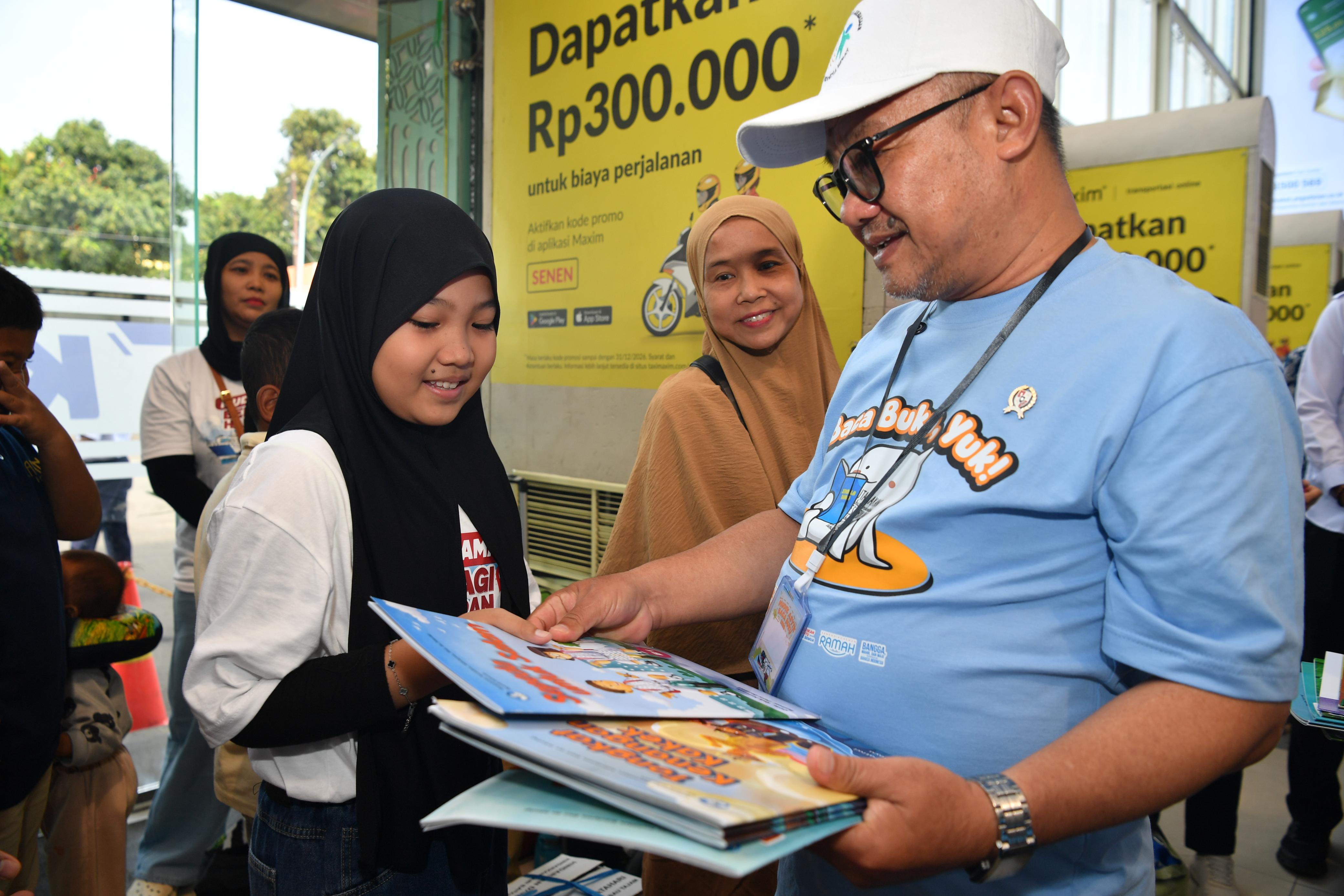 Mudik Asik Baca Buku, Kemendikdasmen Bagikan 24 Ribu Buku di Stasiun dan Terminal (SinPo.id/Kemendikdasmen)