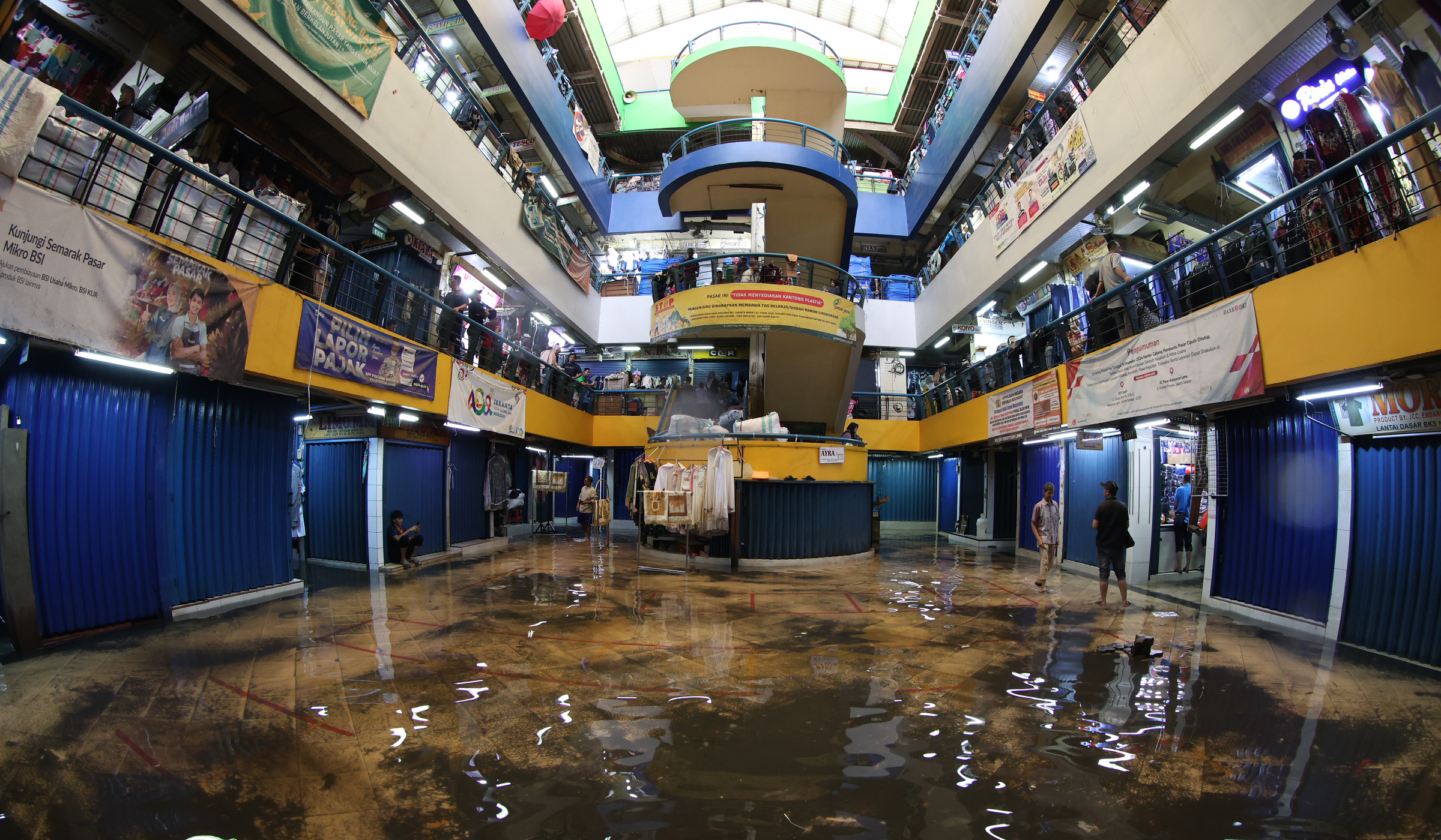 Suasana pasar Cipulir saat terendam banjir. (Agus Priatna/SinPo.id)