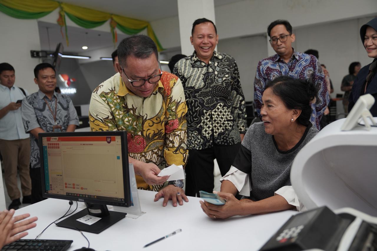 Penyaluran THR pensiunan oleh TASPEN (SinPo.id/ Dok. TASPEN)