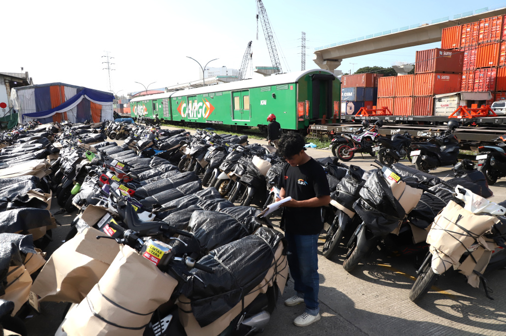 Direktorat Jenderal Perkeretaapian (DJKA) Kementrian Perhubungan menggelar program mudik motor gratis (Ashar/SinPo.id)