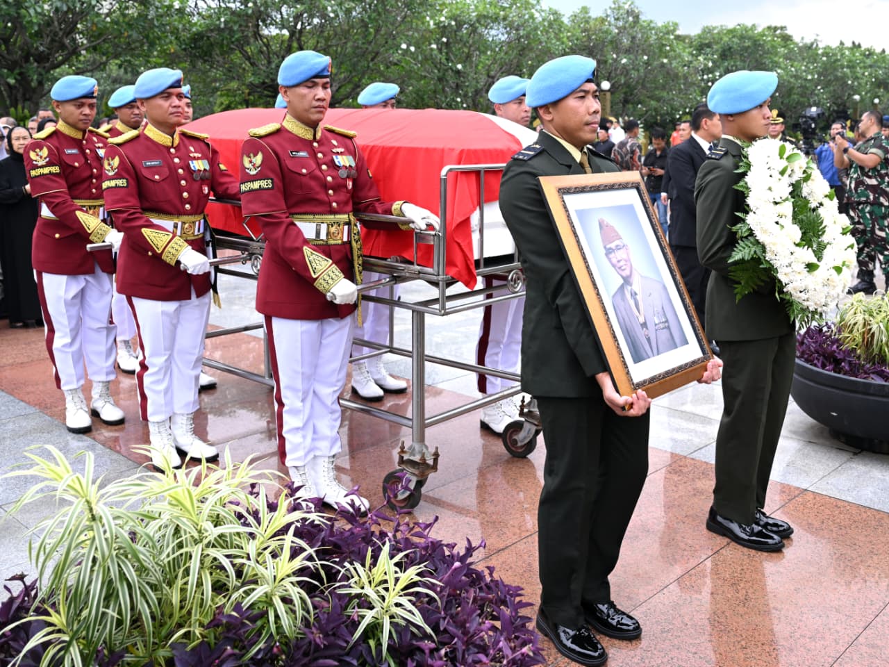 Pemakaman Wapres RI ke-6 Try Sutrisno (SinPo.id/Biro Setpres)