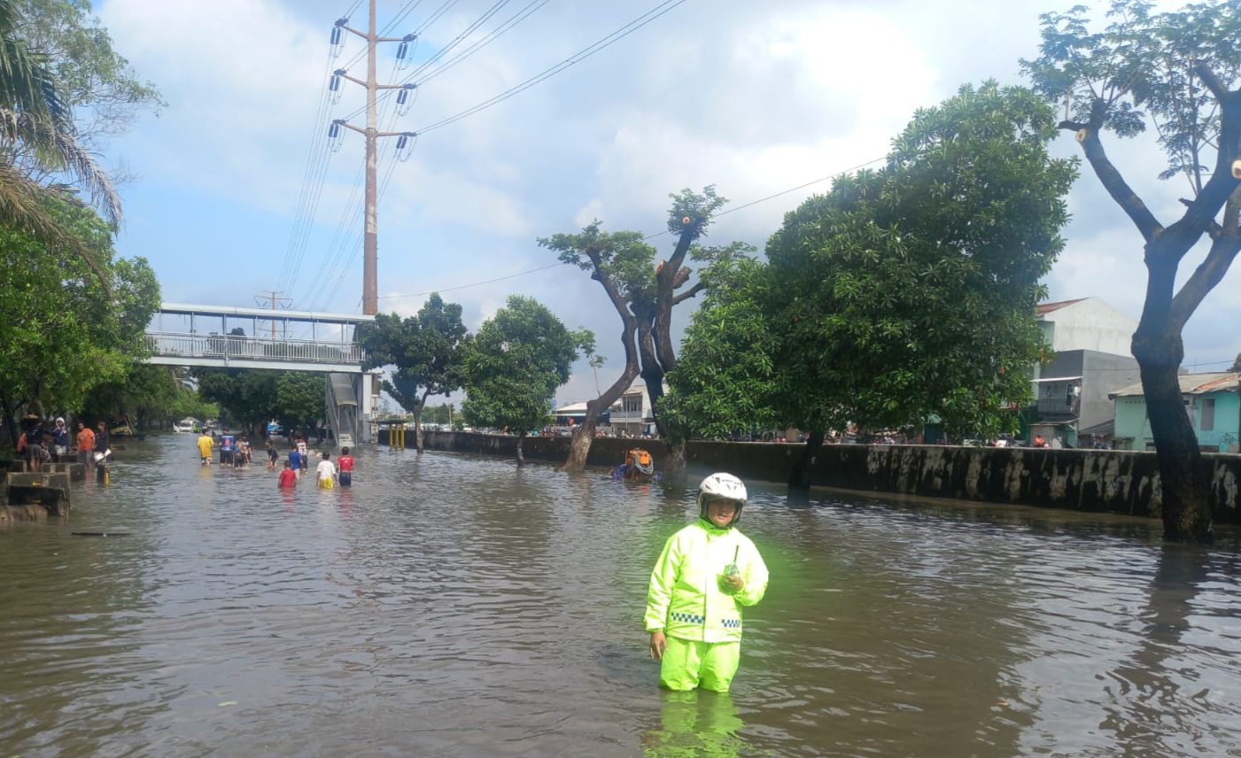 Banjir  (SinPo.id/TMC Polda Metro)