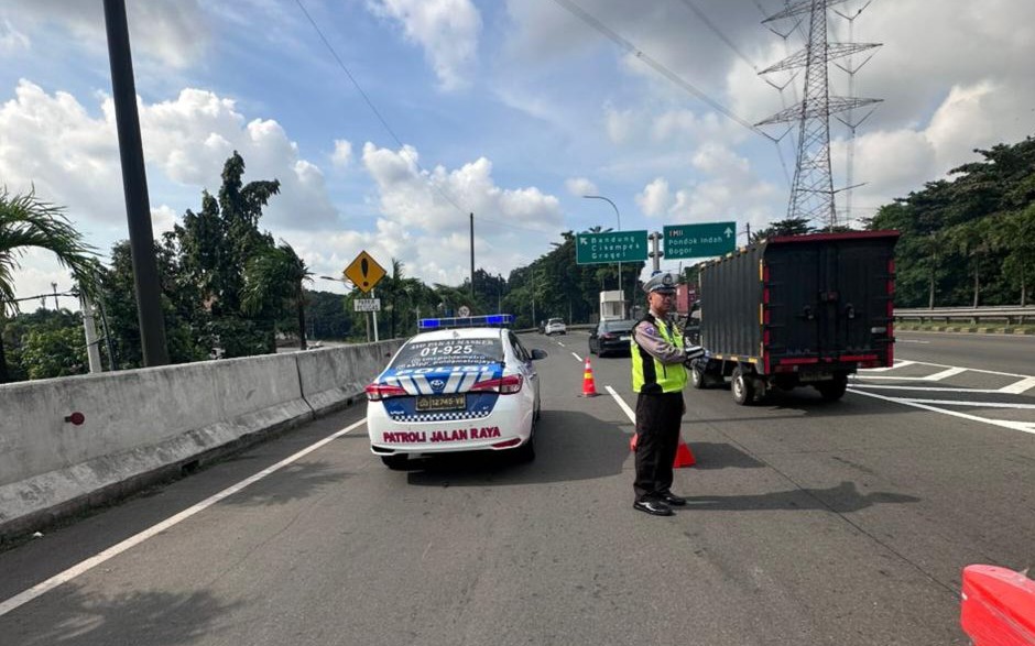 Penyekatan truk sumbu 3 di ruas Tol Wiyoto Wiyono (SinPo.id/TMC Polda Metro)