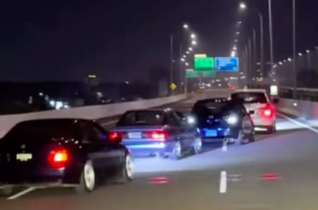 Konvoi mobil melaju zig-zag (SinPo.id/ Tangkapan layar)