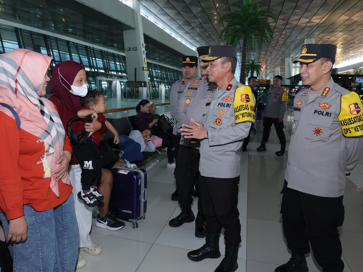 Brigjen Pol Tjahyono Saputro saat meninjau Bandara Soetta 2026 (SinPo.id/Dok.Polri)