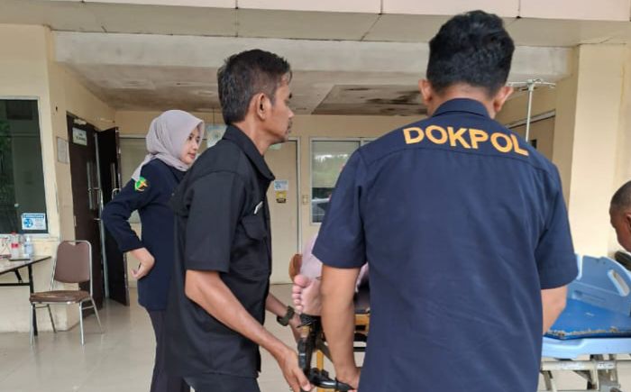 Korban laka lantas saat dievakuasi anggota Polres Metro Bekasi  (SinPo.id/Dok.PMJ)