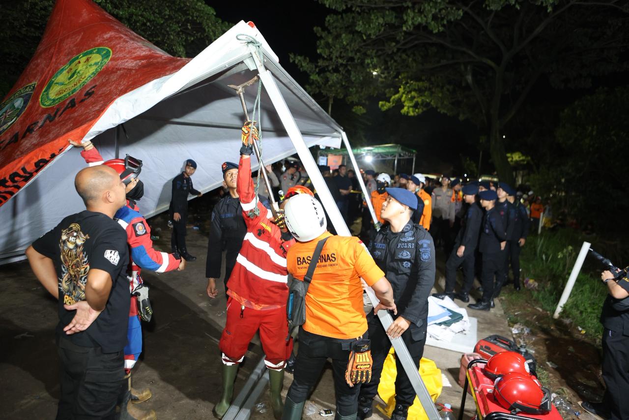 Proses pencarian korban longsor sampah Bantargebang (SinPo.id/Dok.PMJ)