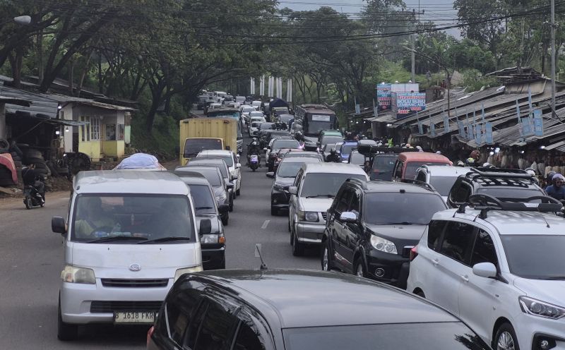 Kepadatan arus balik pemudik pada periode puncak H+3 Lebaran di Jalur Nagreg, Kabupaten Bandung. (SinPo.id/