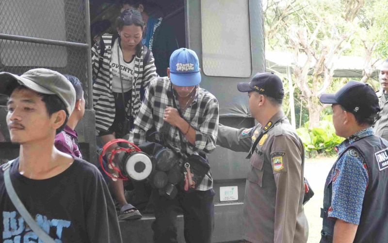gelandangan dan pengemis yang berhasil terjaring razia PMKS di wilayah Kabupaten Bekasi, Jawa Barat diturunkan dari kendaraan pengangkut untuk menjalani pendataan dan asesmen. (SinPo.id/Antara)