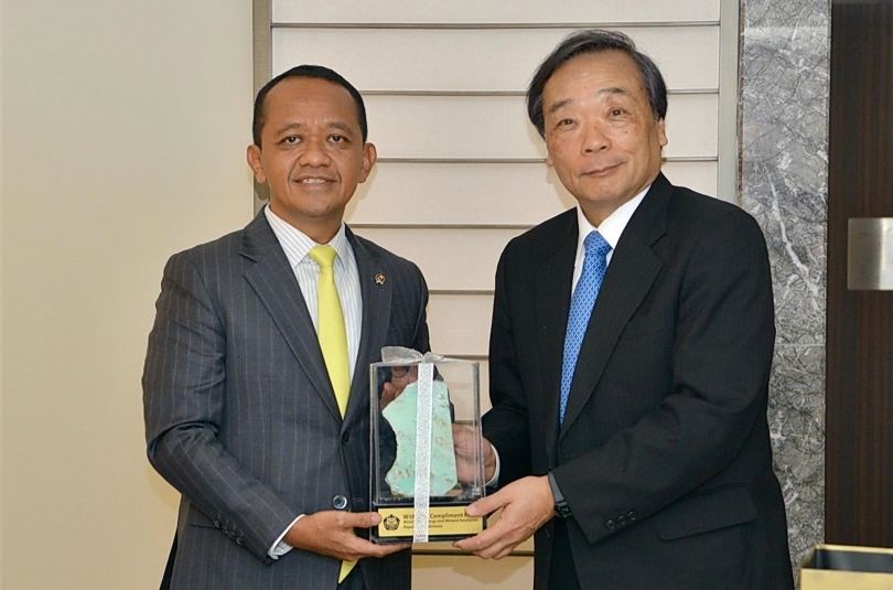 Menteri ESDM Bahlil Lahadalia dan CEO  INPEX Corporation Takayuki Ueda. (SinPo.id/dok. Esdm)