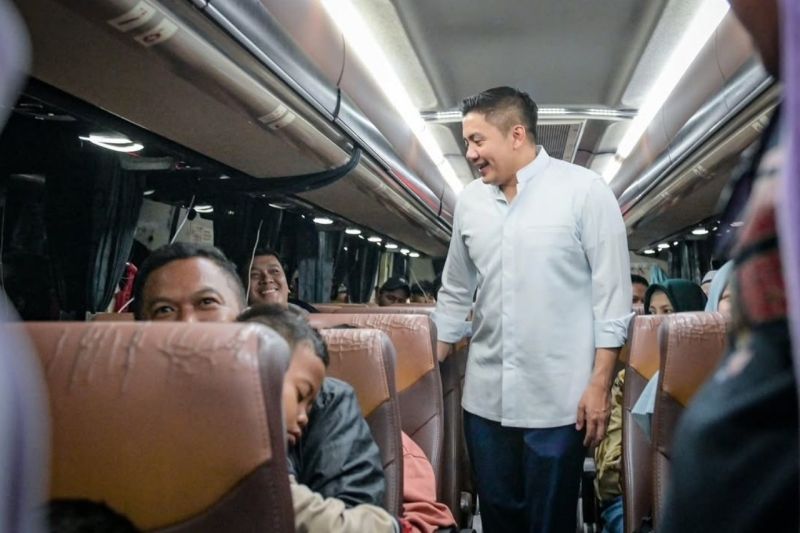 Sekretaris Kabinet Teddy Indra Wijaya meninjau langsung puncak arus balik Lebaran 2026 di Terminal Terpadu Pulo Gebang, Cakung, Jakarta Timur. (SinPo.id/@sekretariat.kabinet)