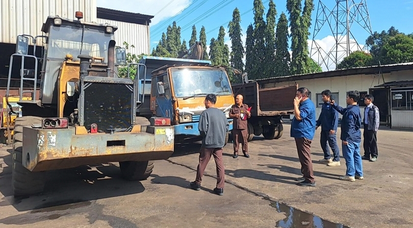 Ilustrasi penahanan alat berat perusahaan pencemar lingkungan. (SinPo.id/dok. KLH)