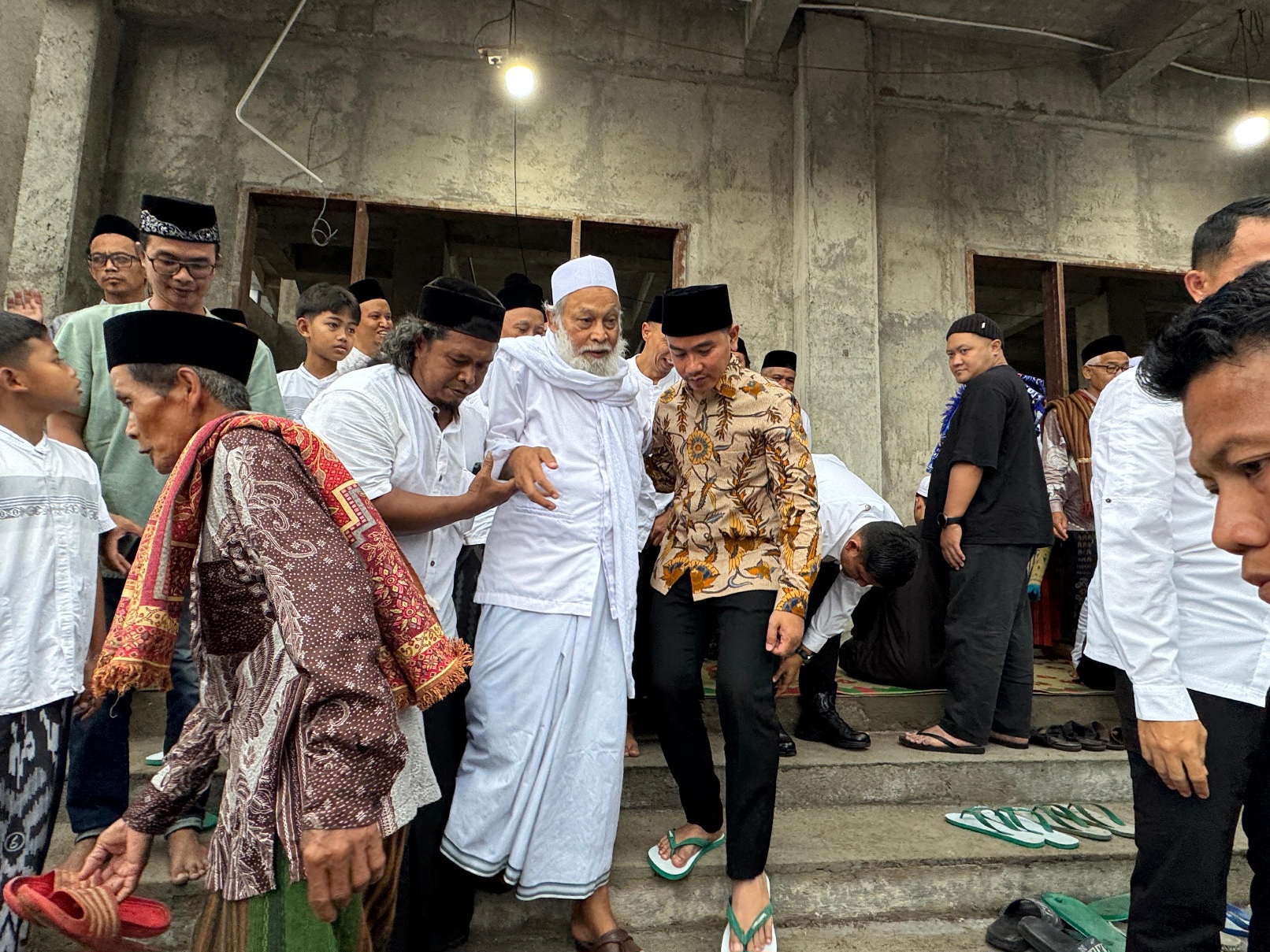 Wapres Gibran silaturahmi ke K.H. Abdul Hamid Zuhri. (SinPo.id/Setwapres)