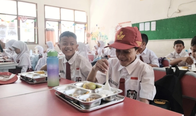 Siswa SD saat menikmati menu MBG. (SinPo.id/Tio)