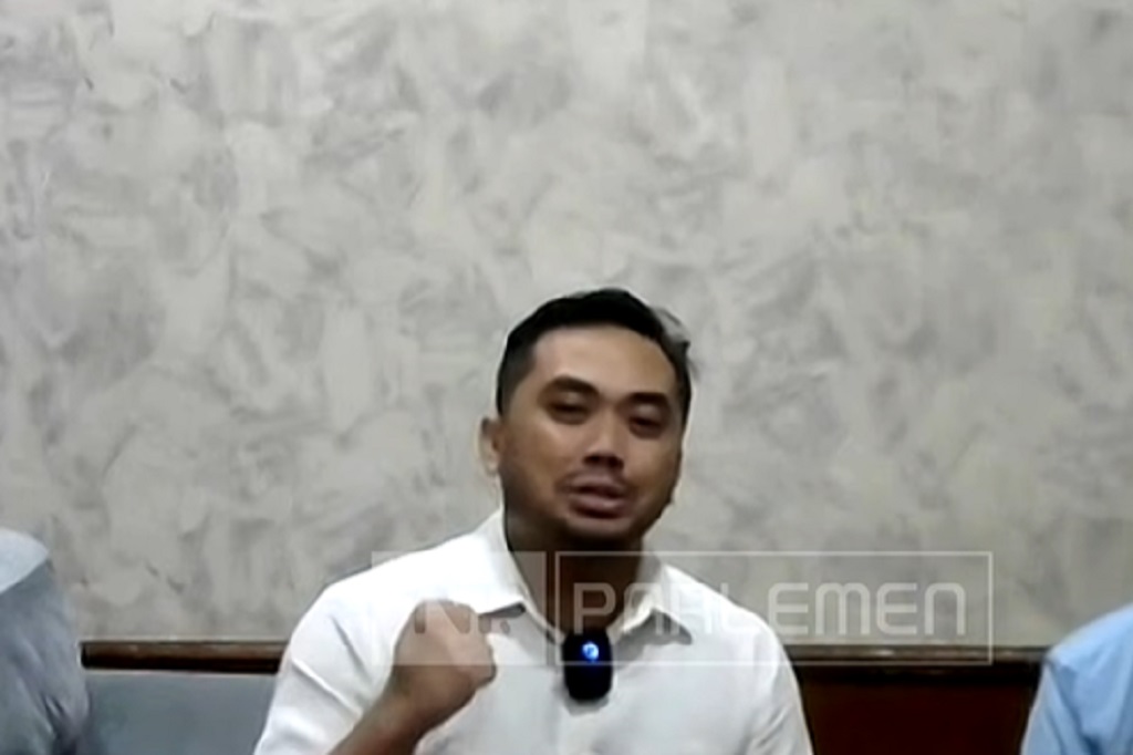 Kreator konten Amsal Sitepu saat RDPU dengan Komisi III DPR, Jakarta. (SinPo.id/TVR Parlemen/YouTube)