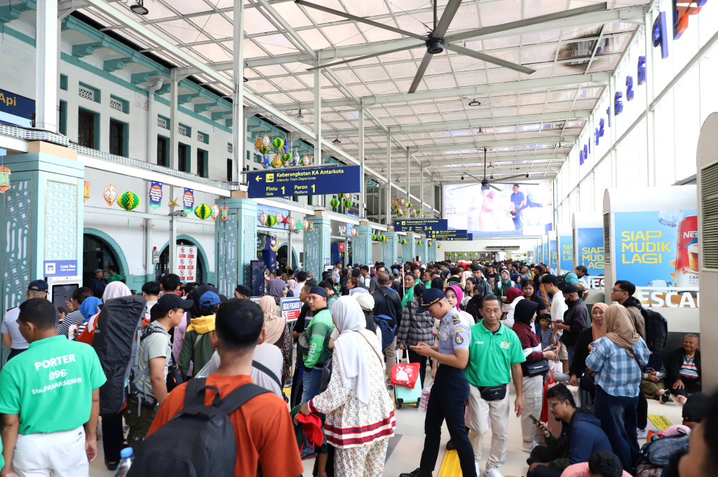Terlihat pemudik mulai memadati Stasiun Pasar Senen untuk menuju kampung halaman dan berkumpul keluarga (Ashar/SinPo.id)