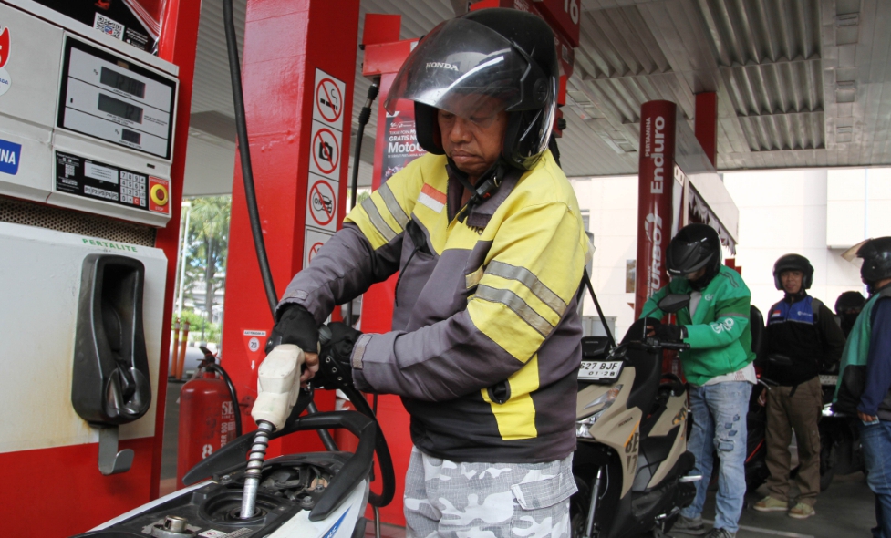 Ilustrasi pengendara motor mengisi BBM subsidi di SPBU. (SinPo.id/Agus Priatna)