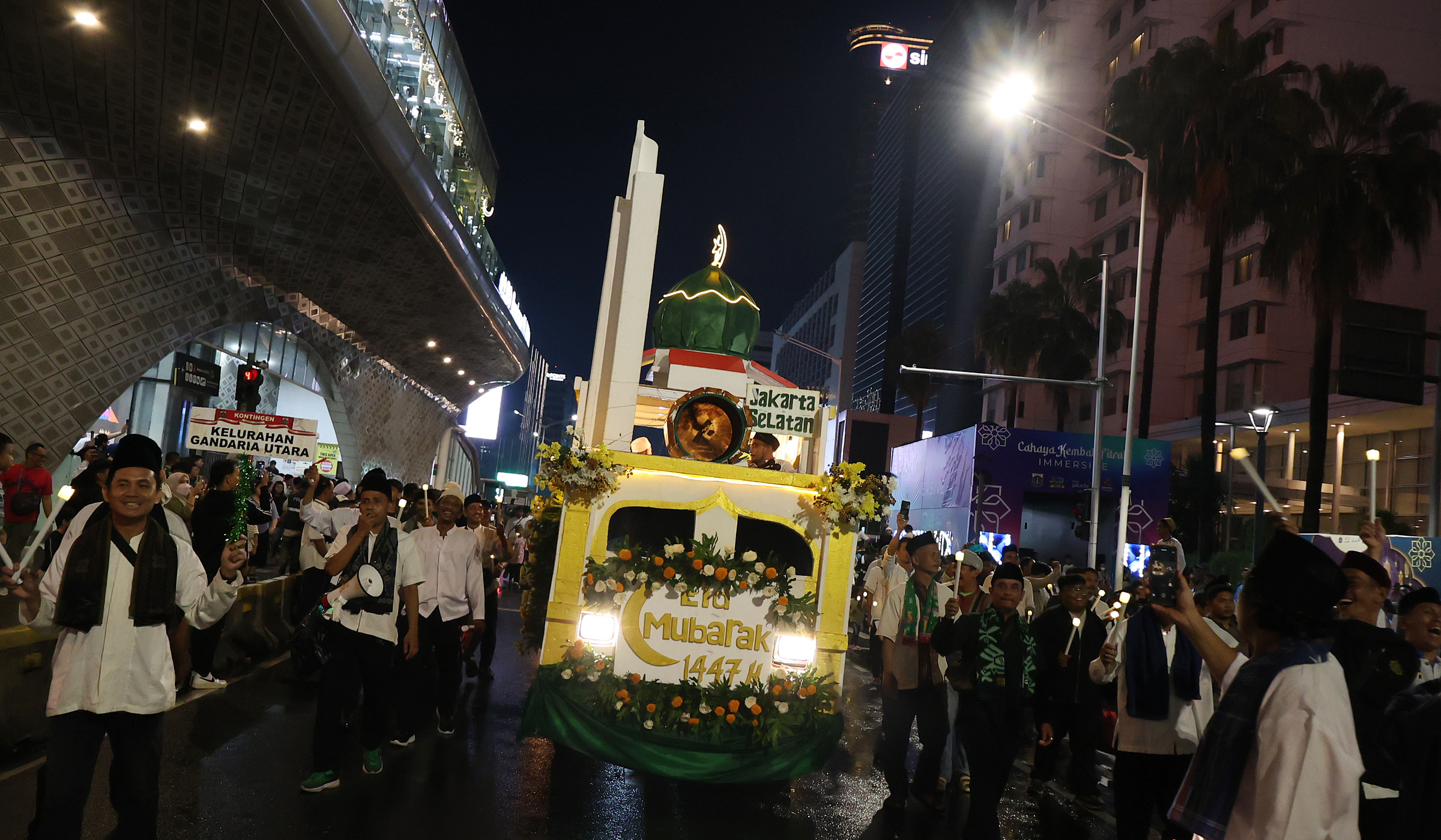 Suasana car free night saat malam takbiran di Bundaran HI. (Agus Priatna/SinPo.id)