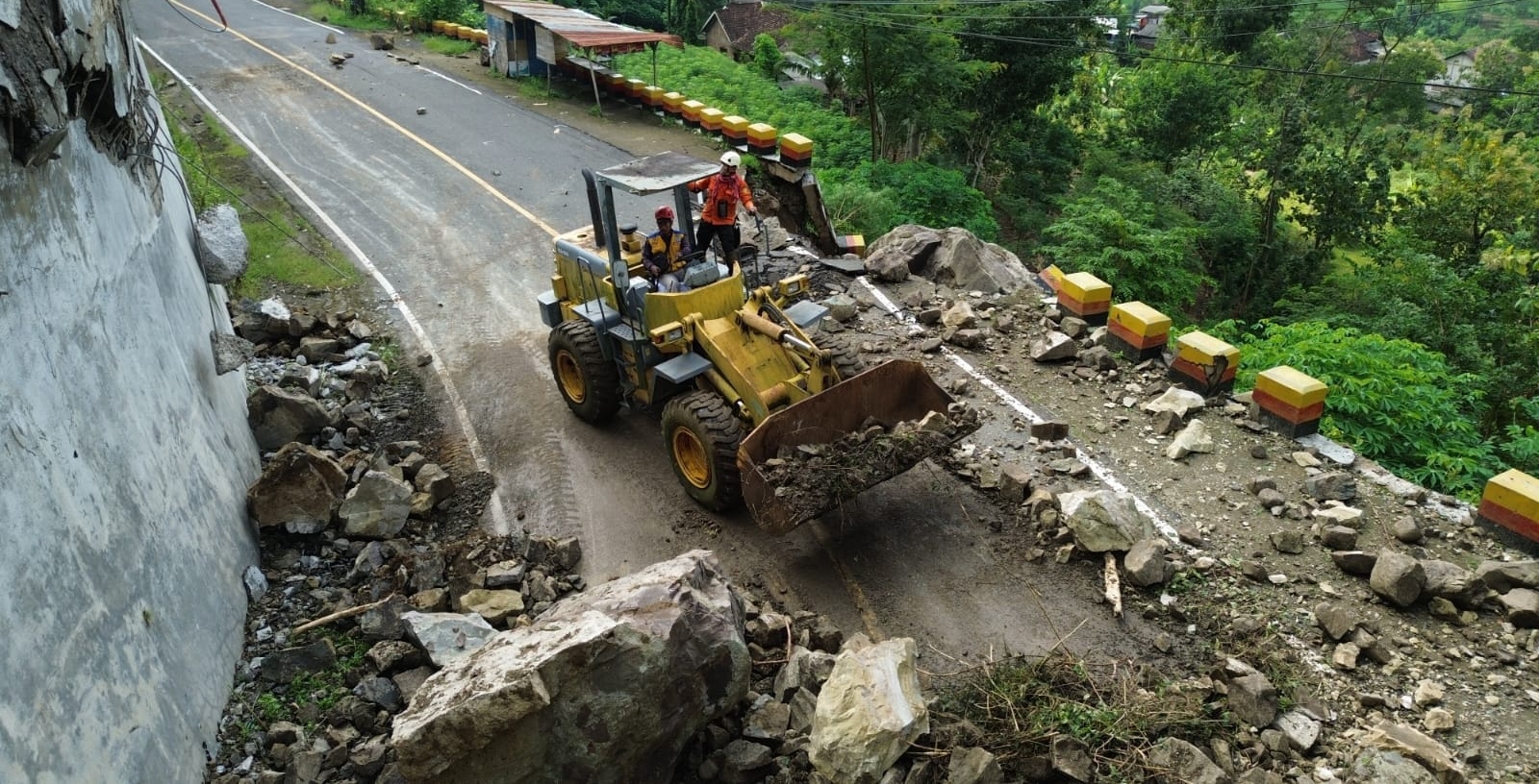 Ilustrasi penanganan dampak longsor di ruas jalan Trenggalek–Ponorogo (SinPo.id/ Dok. KemenPU)