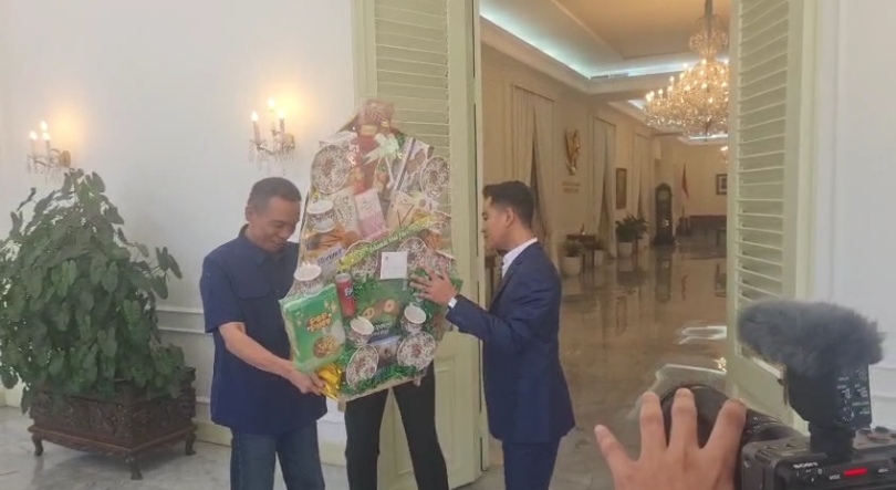 Simon Sianipar menemui Wapres Gibran Rakabuming Raka dan menerima parsel. (SinPo.id/tangkap layar)