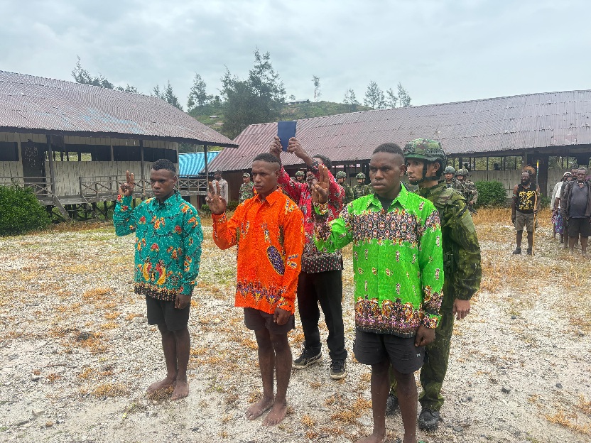 Tiga Eks OPM Cium Merah Putih dan Kembali ke NKRI (SinPo.id/Puspen TNI)