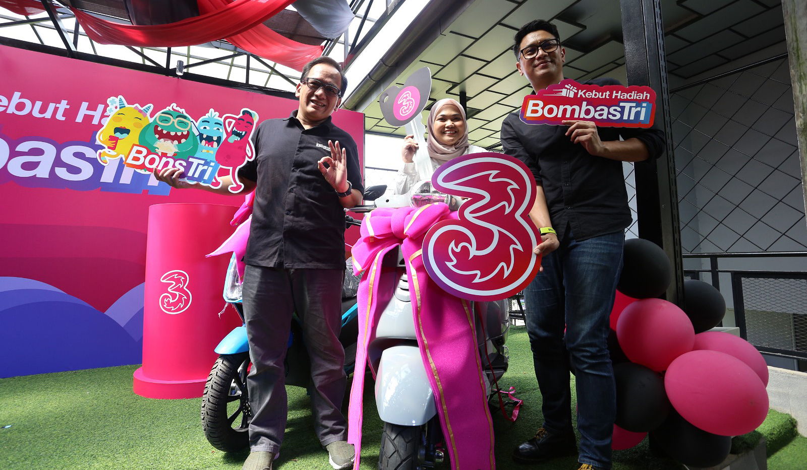 Penyerahan hadiah BombasTri.