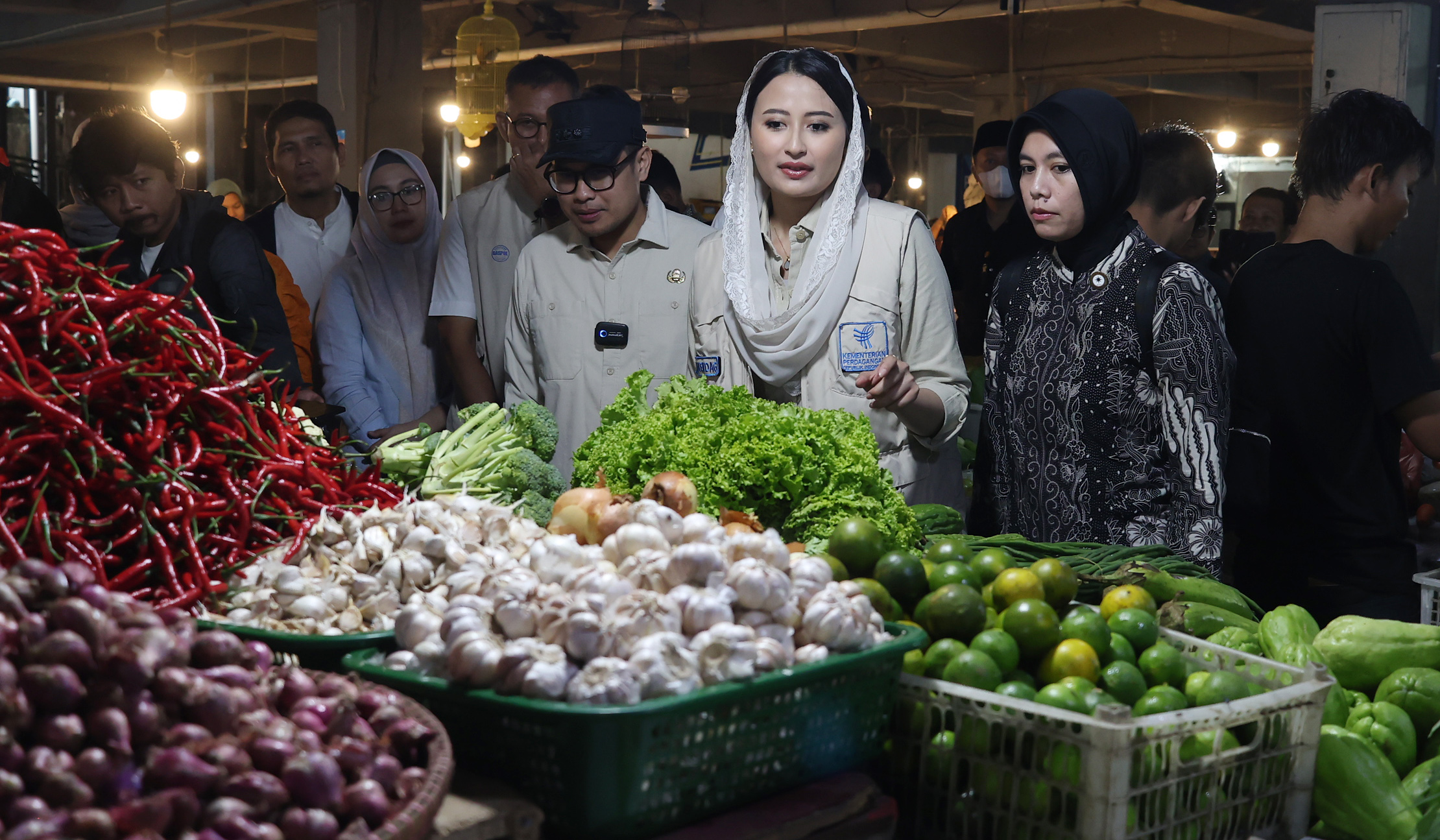 Wamendag tinjau bahan pokok. (Agus Priatna/SinPo.id)