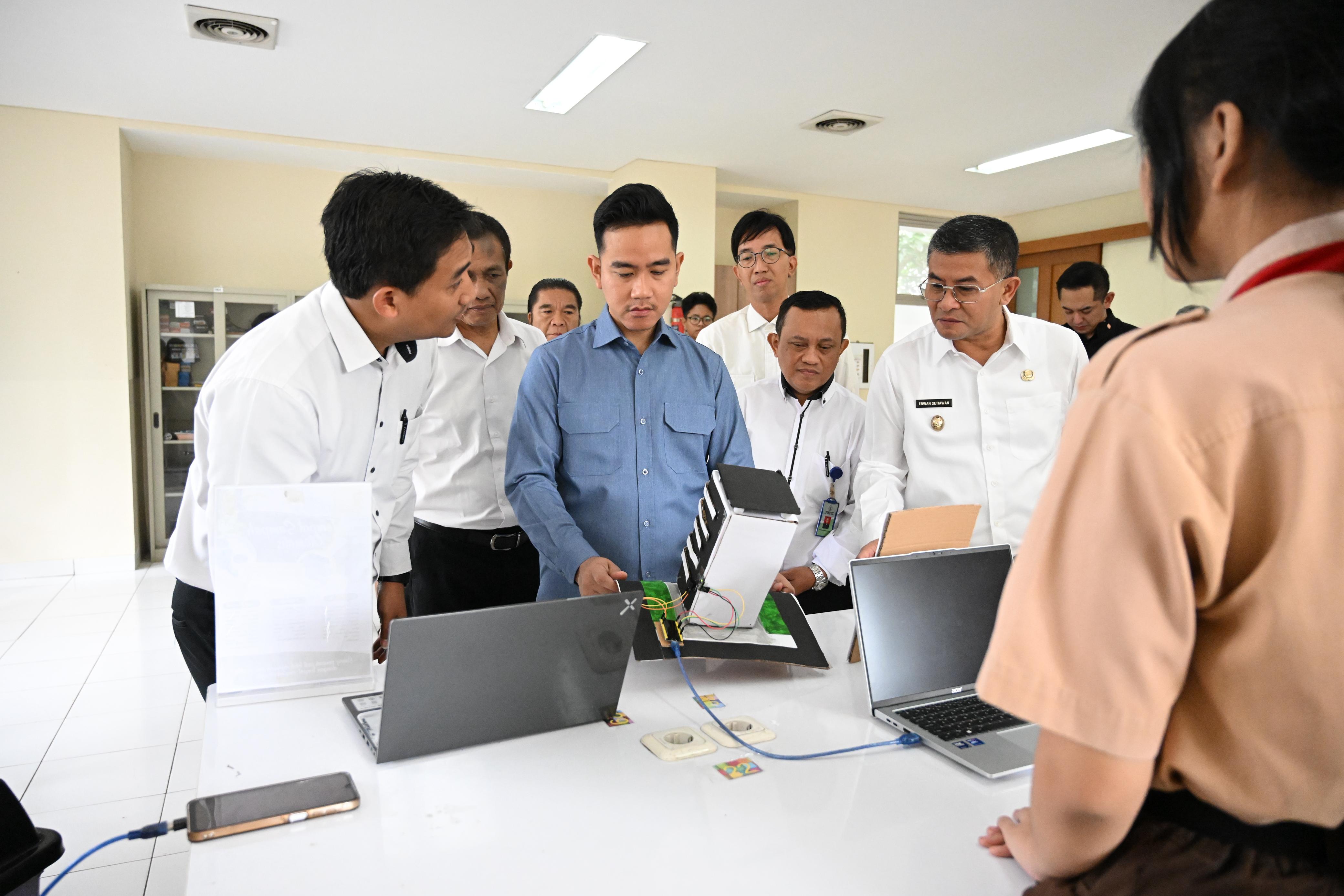 Wapres Gibran meninjau pembelajaran AI di SMP Santo Yusup, Bandung (SinPo.id/ Setwapres)