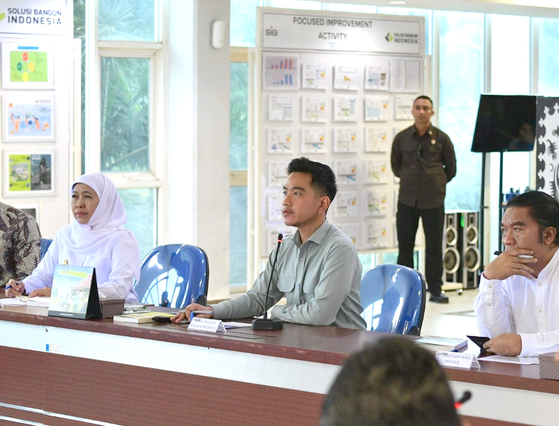 Wapres Gibran Rakabuming memimpin rapat koordinasi penanganan banjir di Tuban (Ashar/Foto: Setwapres/SinPo.id)