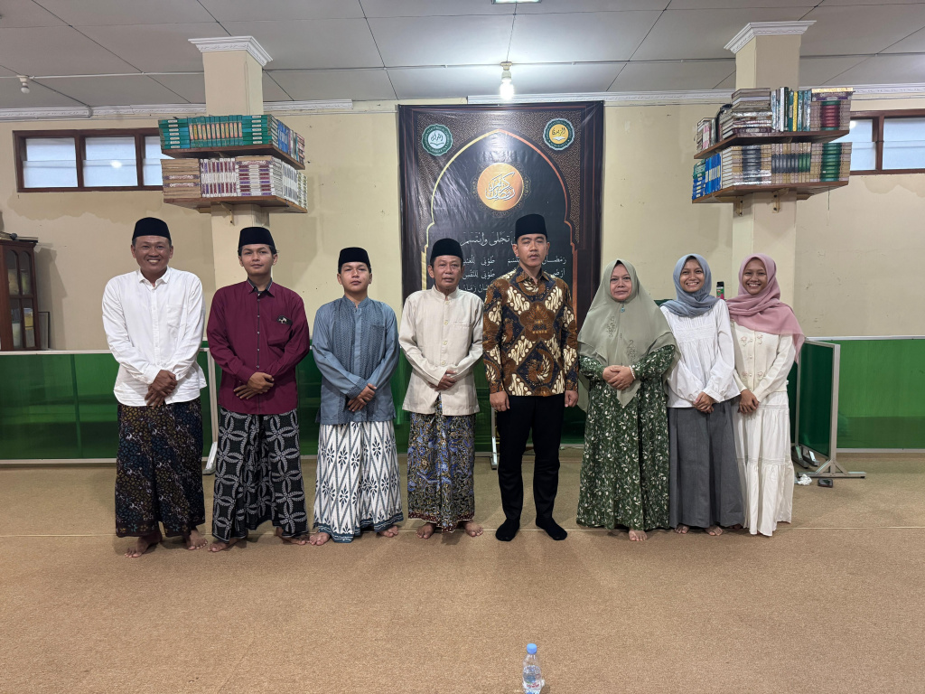 Wapres Gibran Rakabuming Raka bersilaturahmi dengan Ketua PCNU Karanganyar K.H. Nuril Huda di Masjid Chodijah (Ashar/Foto: Setwapres/SinPo.id)