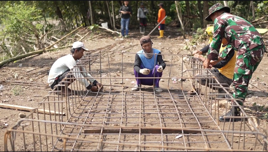 Proses Pembuatan Jembatan Gantung Desa Bolo Boyolali (SinPo id/Bakom RI)