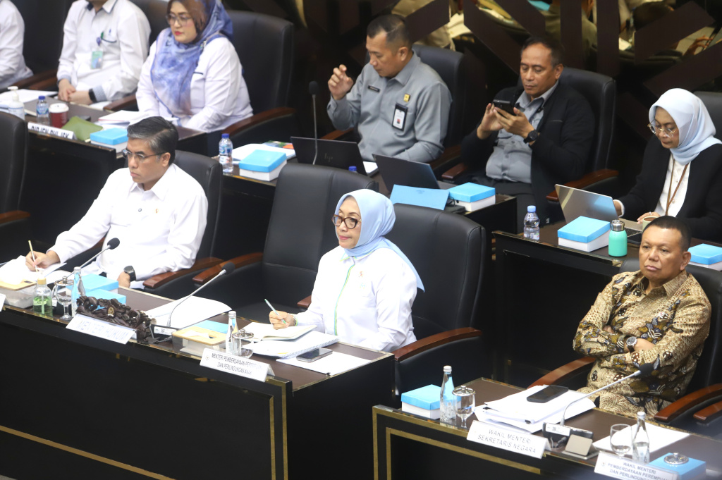 Baleg DPR menggelar raker dengan Menaker Yassierli dan Menteri PPPA  Arifatul Choiri Fauzi membahas RUU PRT (Ashar/SinPo.id)