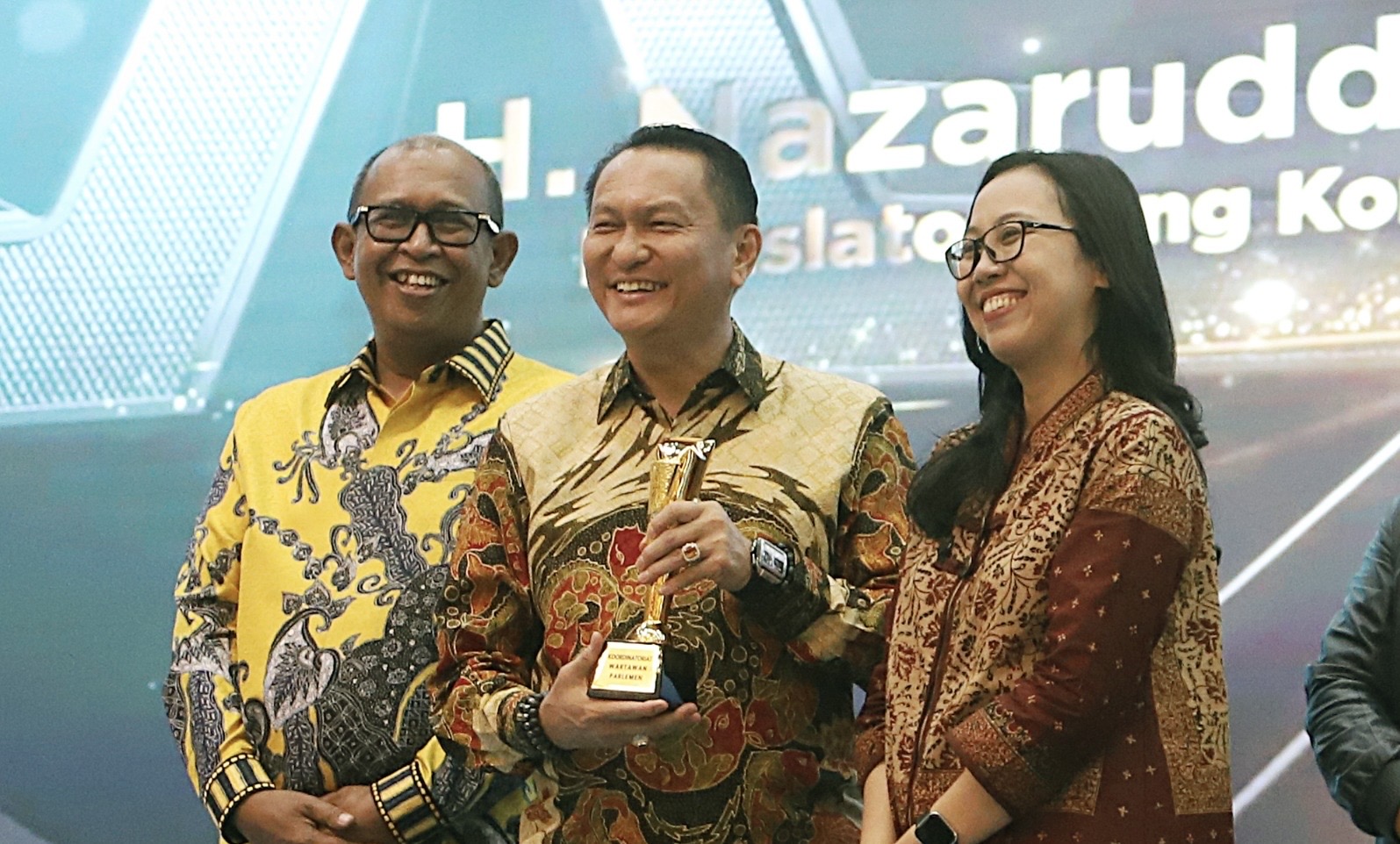 Ketua Komisi XII DPR RI Bambang Patijaya menerima penghargaan KWP Award 2026. Istimewa