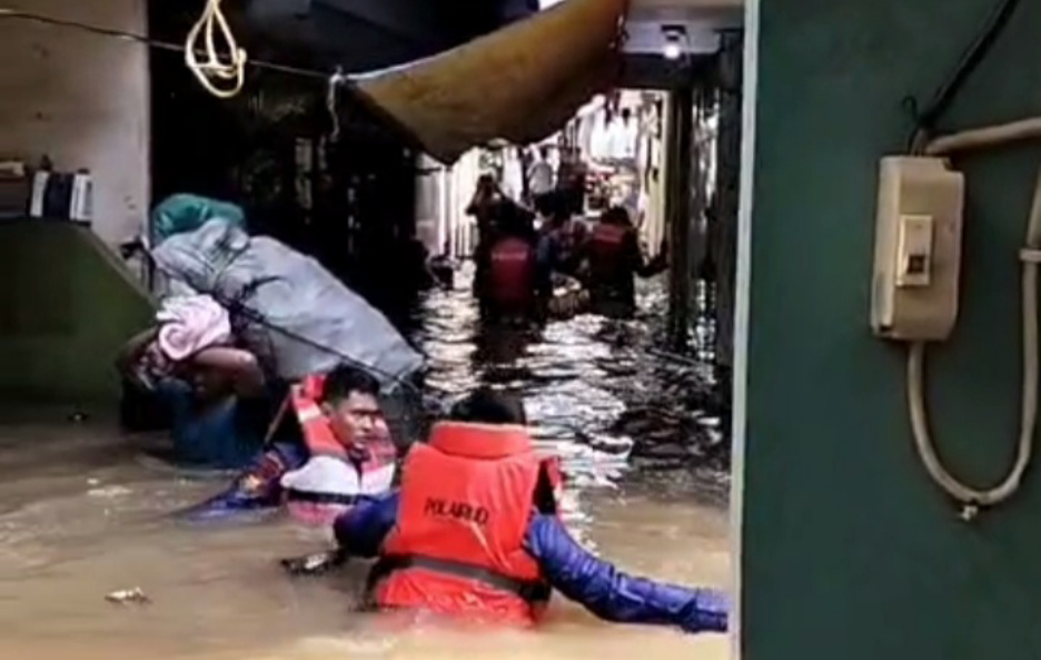 Proses evakuasi korban banjir di Kebon Pala Jaktim (SinPo.id/Dok.PMJ)