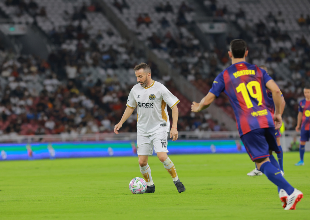 Barcelona Legends berhasil mengalahkan DRX World Legends 3-0 dalam laga persahabatan di Stadion Gelora Bung Karno (Ashar/SinPo.id)