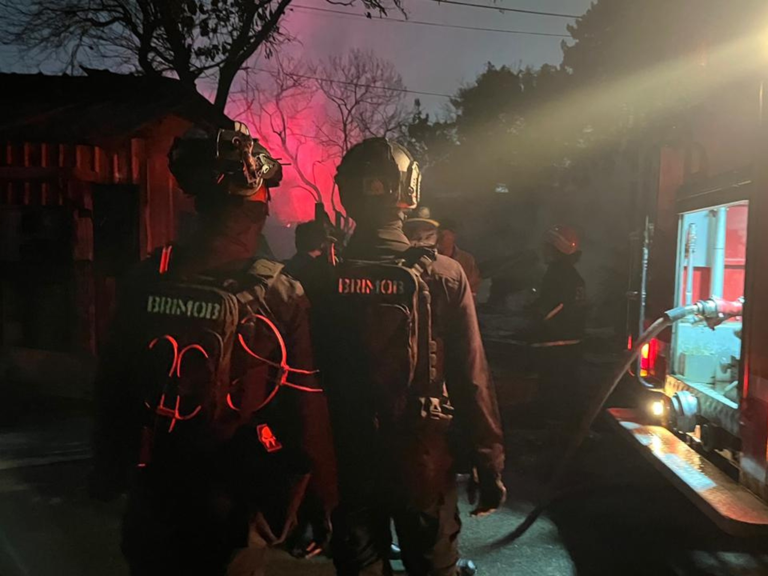 Anggota Brimob Polda Metro Jaya menangani kebakaran SPBE Bekasi (SinPo.id/Dok.PMJ)