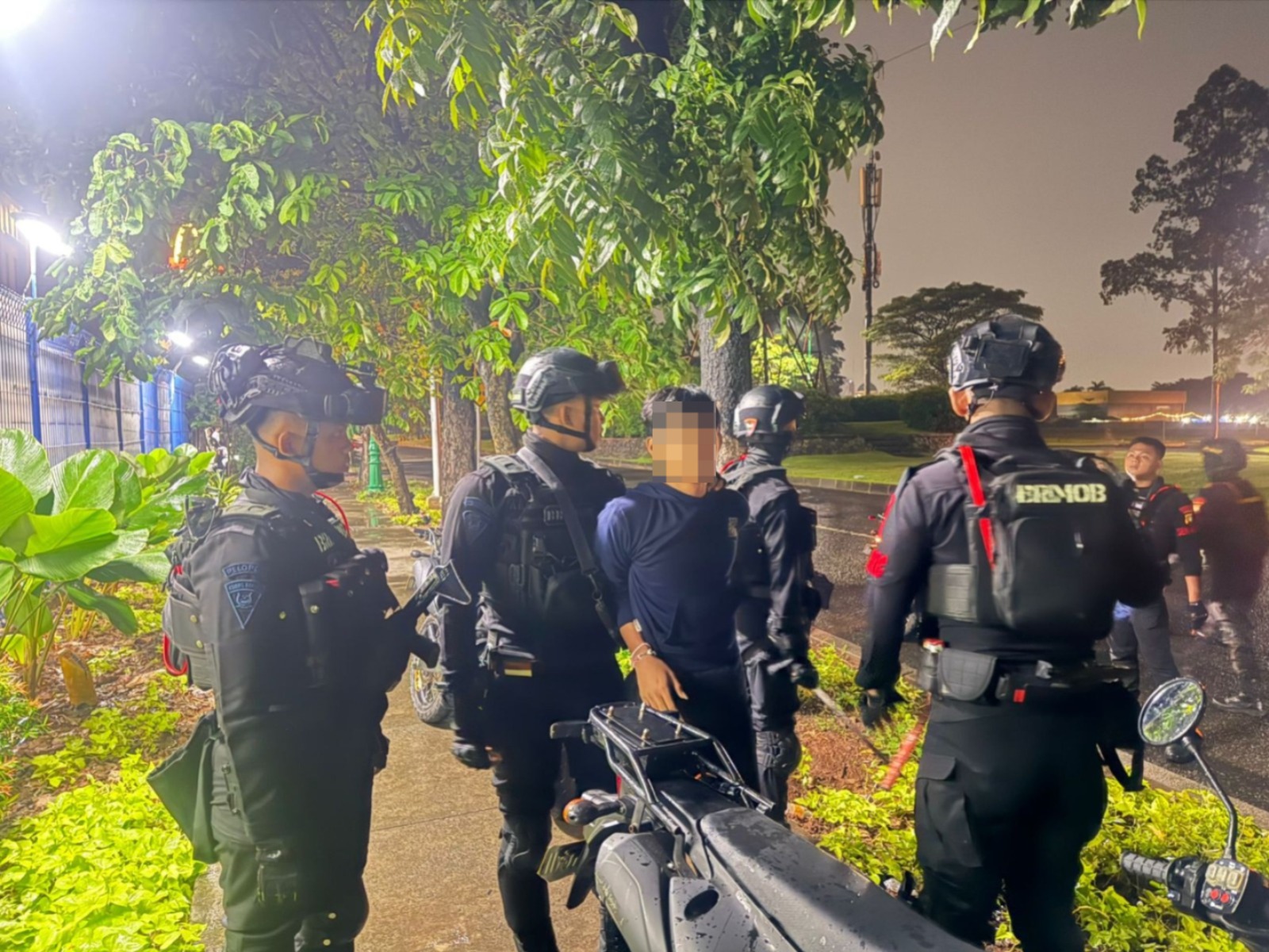 Remaja bersama senjata tajam diamankan di lokasi tawuran (SinPo.id/Dok.PMJ)