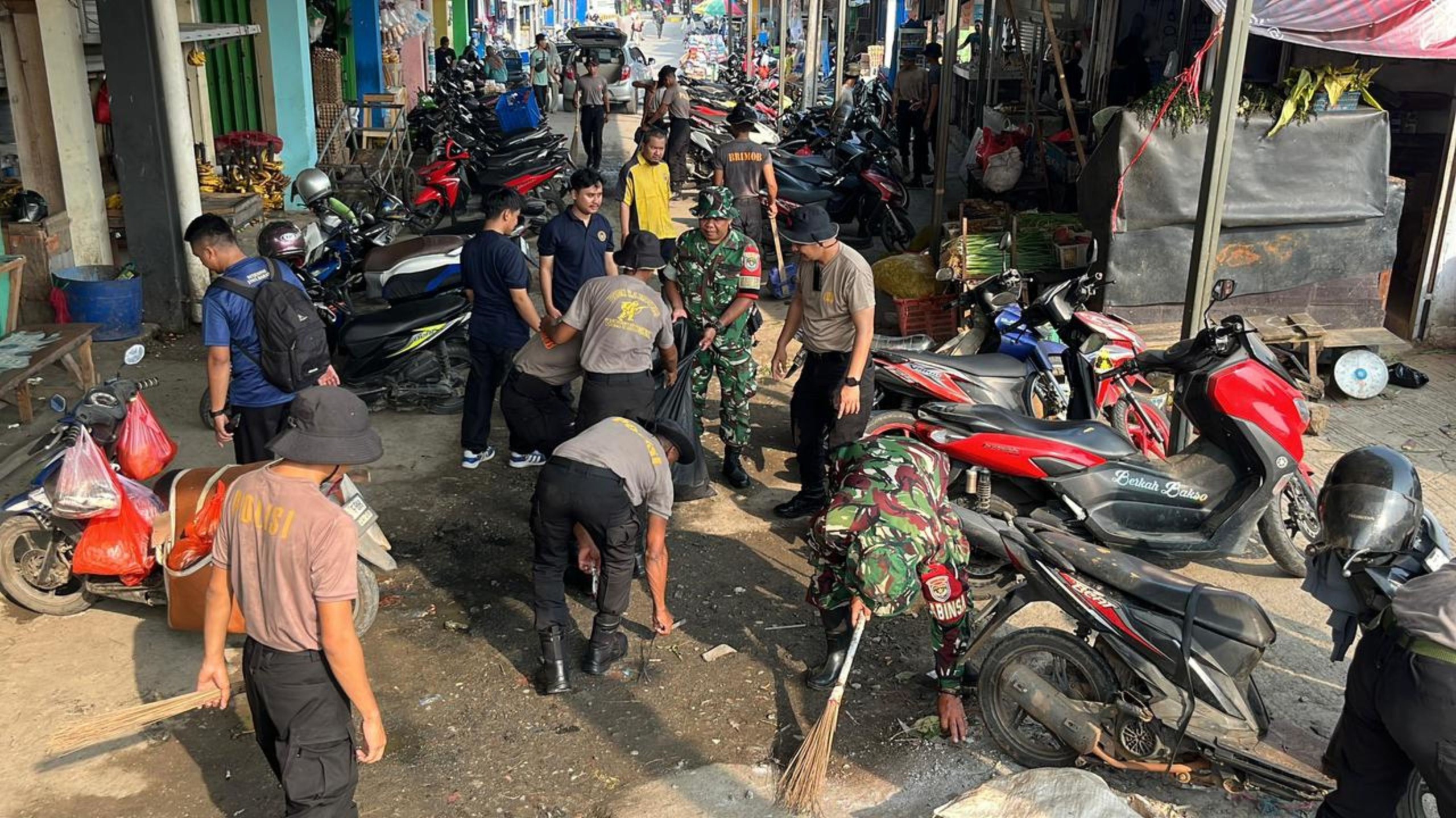 Brimob Polda Metro Jaya bersih-bersih area Pasar di Bekasi (SinPo.id/Dok.PMJ)