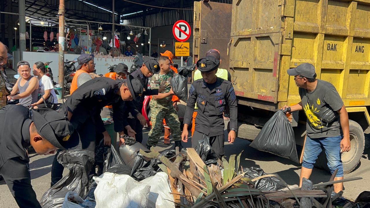 Brimob Polda Metro Jaya menggelar kegiatan bersih-bersih (SinPo.id/Dok.PMJ)