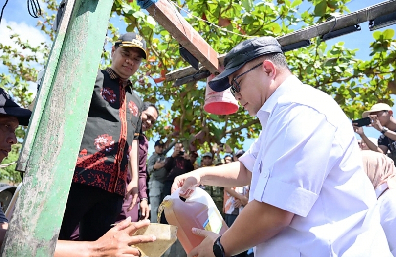 Kepala BRIN Arif Satria melakukan uji coba BBM Petasol. (SinPo.id/dok. Brin)