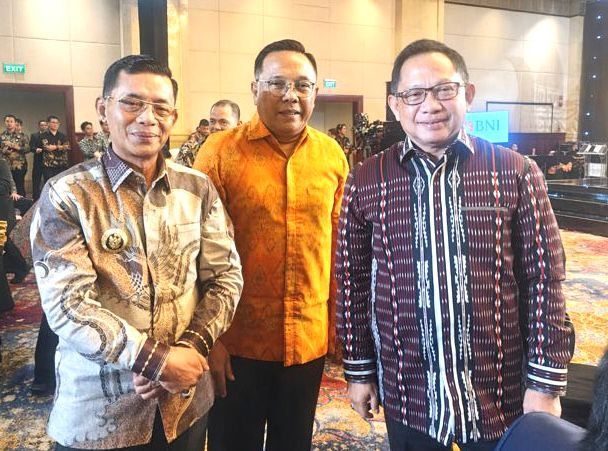 Bupati Kabupaten Klungkung- Made Satria (kiri) (SinPo.id/Humas Klungkung)