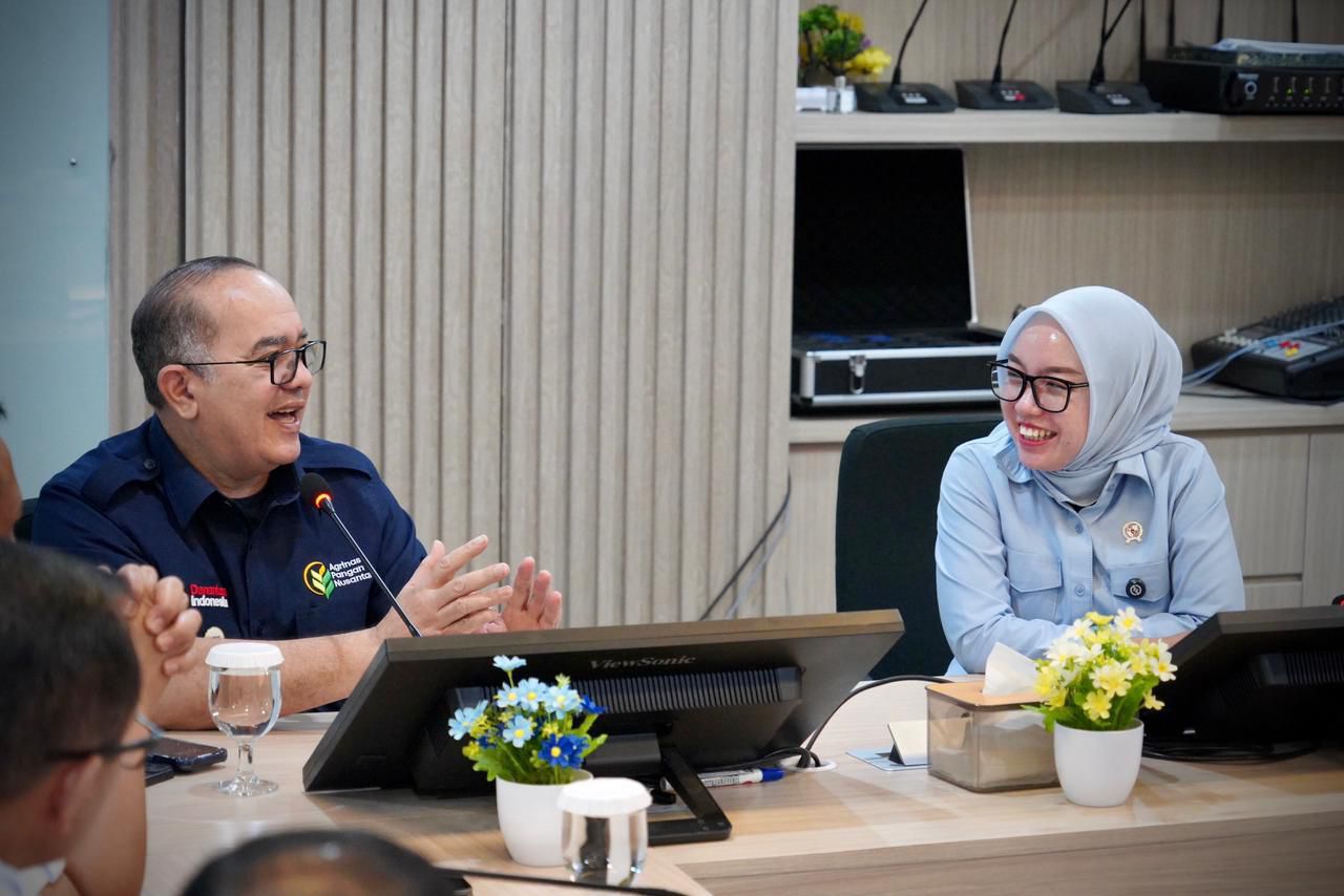 Wamenkop Farida Farichah dan Dirut  PT Agrinas Joao Angelo De Sousa Mota. (SinPo.id/dok. Kemenkop)