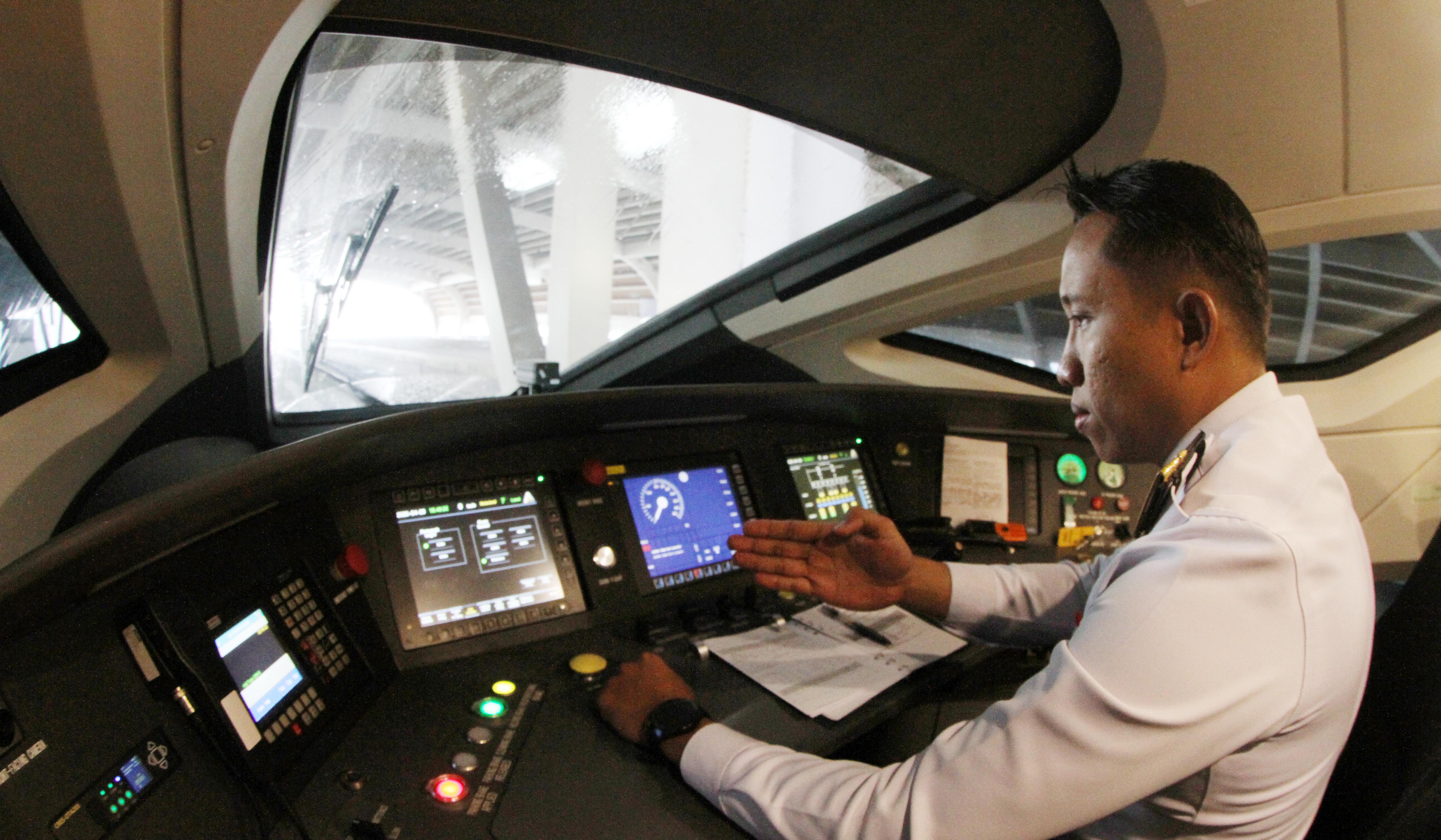 Masinis bersiap menjalankan kereta cepat Whoosh. (Agus Priatna/SinPo.id)