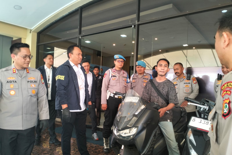 Polres Metro Jakut saat mengembalikan motor korban (SinPo.id/Dok.Istimewa)