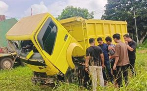 Truk barang bukti kecelakaan yang sparepartnya dipreteli pelaku (SinPo.id/ Humas Polri)