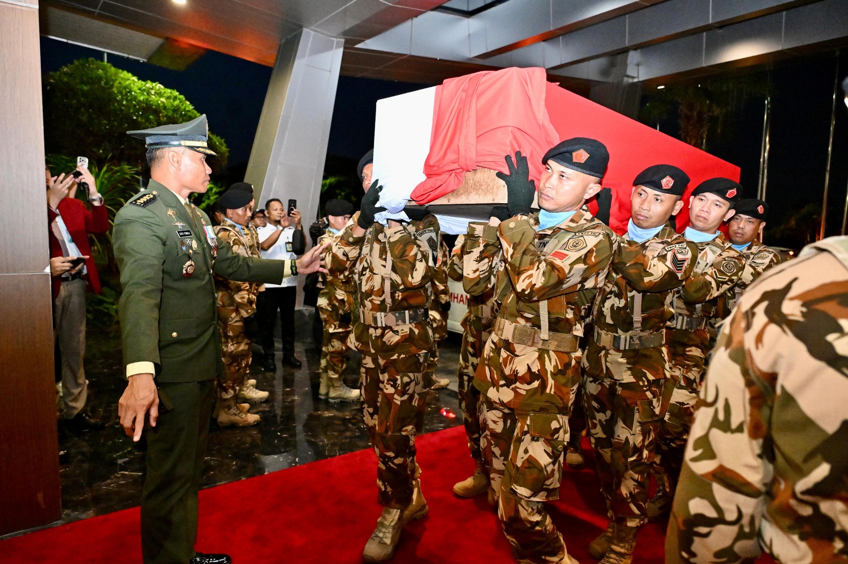 Jenazah tiga prajurit TNI yang gugur di Lebanon  tiba di Tanah Air (SinPo.id/ Setpres)