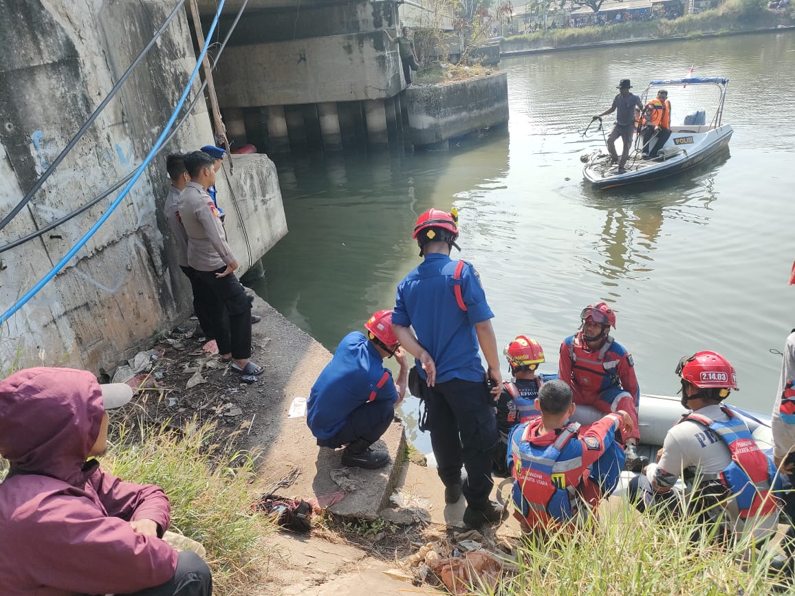 Proses evakuasi jenazah korban tenggelam di DAS BKT Jakarta Utara (SinPo.id/ Humas Polda Metro Jaya)