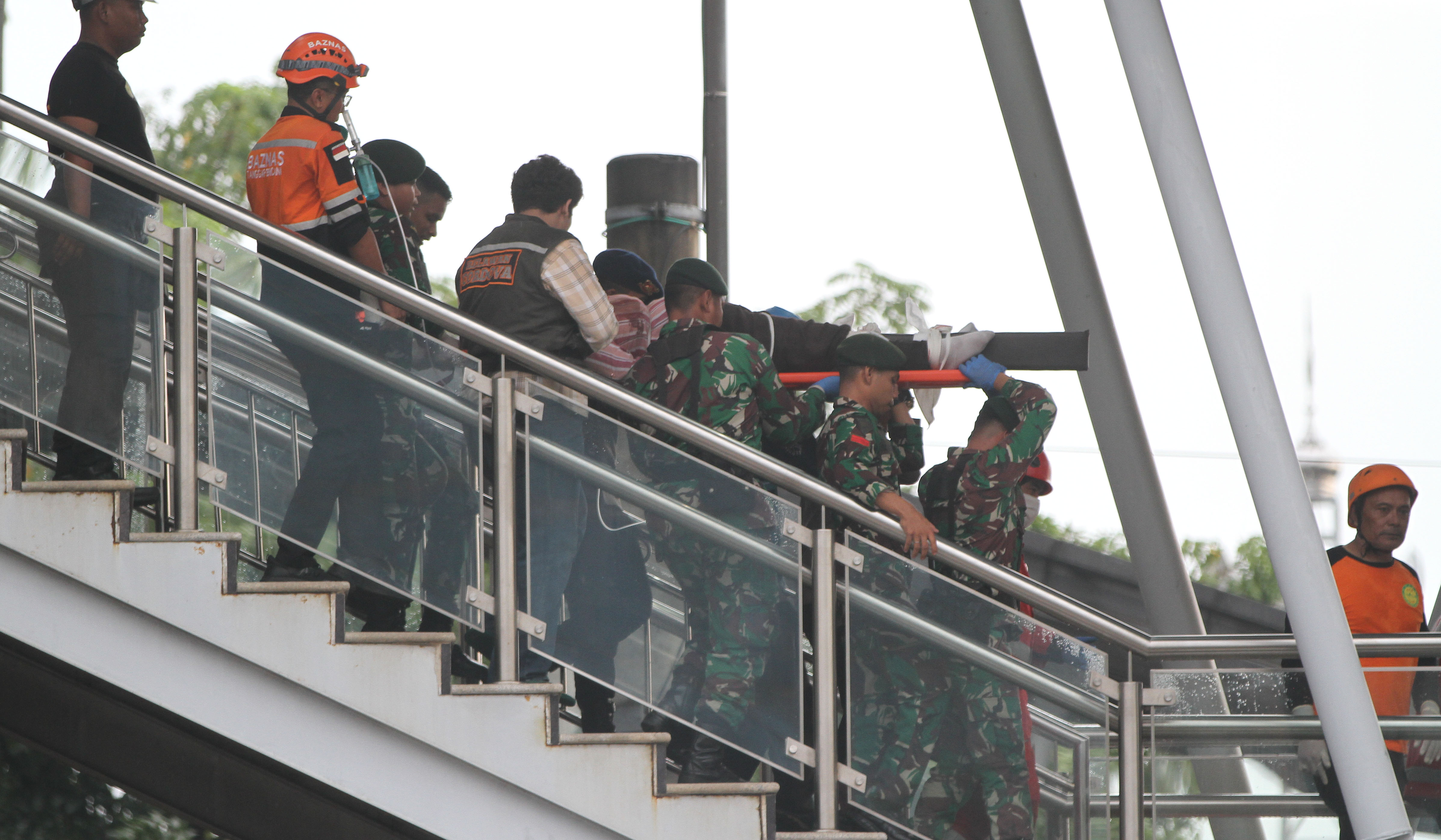 Petugas evakuasi korban tabrakan KRL-KA Argo Bromo di Stasiun Bekasi Timur. (Agus Priatna/SinPo.id)